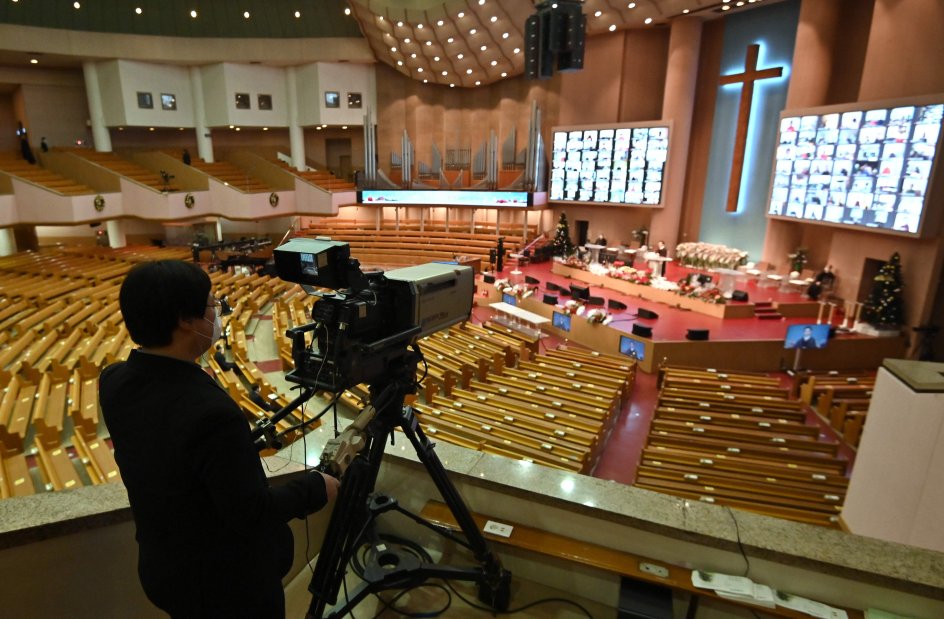 Verdens mest populære megakirke hedder Yoido Full Gospel Church og har base i Sydkoreas hovedstad, Seoul. Kirken transmitterede en online-julegudstjeneste ud til sin enorme menighed, der som følge af coronasmitten ikke kunne indfinde sig i kirkerummet.