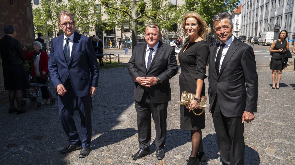Med til bisættelsen var blandt andet de fire resterende nulevende eks-statsministre, Poul Nyrup Rasmussen (S), Lars Løkke Rasmussen (Moderaterne), Helle Thorning-Schmidt (S) og Anders Fogh Rasmussen (V), der ankom til kirken i samlet flok.