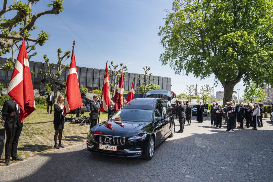 Medlemmer af Konservativ Ungdom ærede den tidligere konservative statsminister med faner foran kirke. 