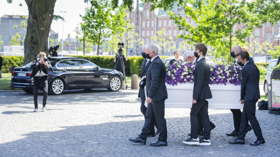 De Konservatives formand Søren Pape Poulsen var én af de seks kistebærere. Sammen med resten af de cirka 270 deltagere holdt han sig dog i baggrunden, da den nærmeste familie samlede sig foran rustvognen til et sidste farvel.