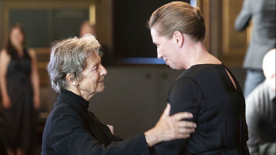 Statsminister Mette Frederiksen (S) hilser på Poul Schlüters enke, Anne Marie Vessel Schlüter, ved mindehøjtideligheden på Børsen.