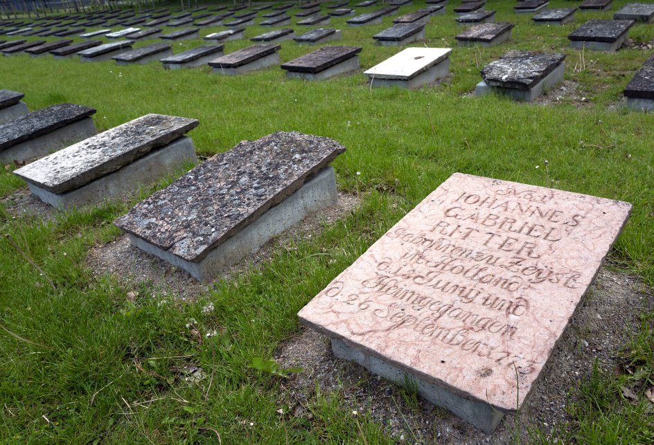 En spæd dreng blev som den første lagt her af Brødremenigheden, kun få måneder efter, at medlemmerne begyndte at bygge deres helt egen by på kongsgården Tyrstrups marker syd for Kolding.