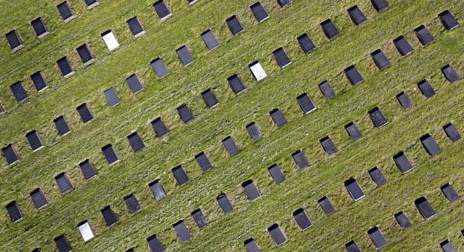 Lighed er en bærende idé i Brødremenighedens tankegods, og den står at læse i kirkegårdens prunkløse design: Her får alle den samme grav, barn og voksen, høj og lav, der er ingen forskel.