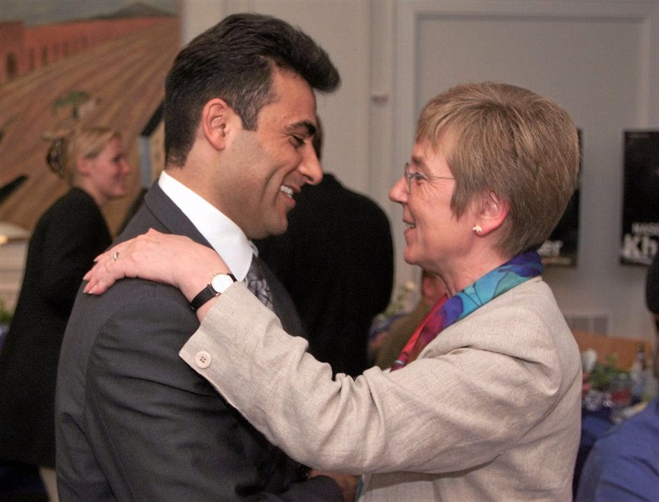 Den radikale kandidat Naser Khader og økonominister Marianne Jelved tager en dans under optællingen af stemmerne til EU-parlamentsvalget på Christiansborg.