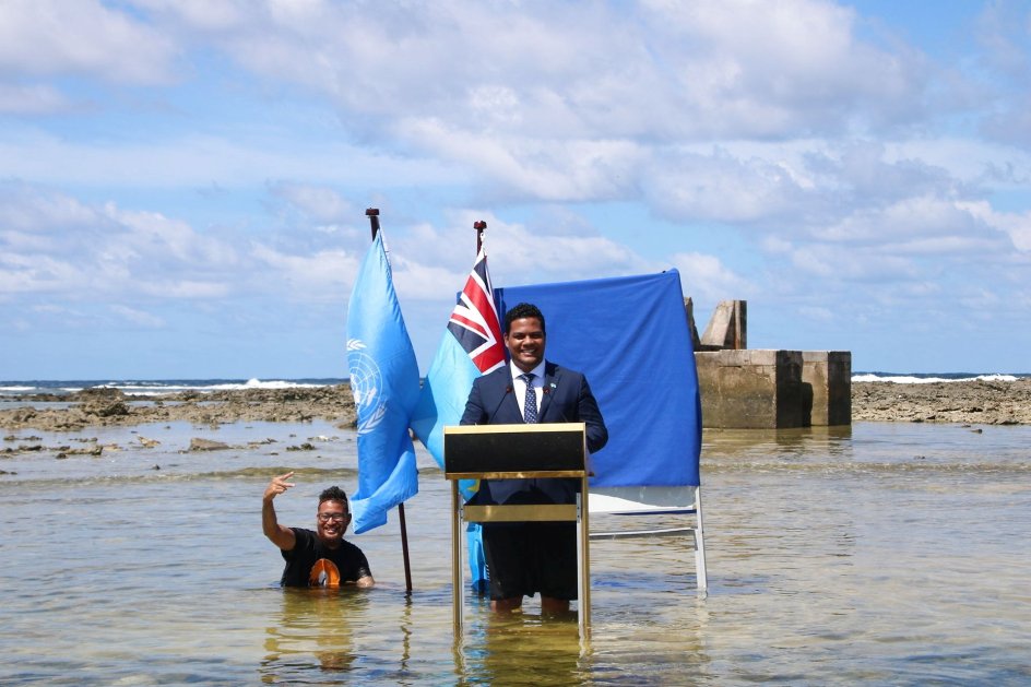 Billederne af Simon Kofe tale til deltagerne ved FN’s klimatopmøde COP26 stående ved en pult i havet ud for den lille ø-stat i Stillehavet er gået verden rundt.