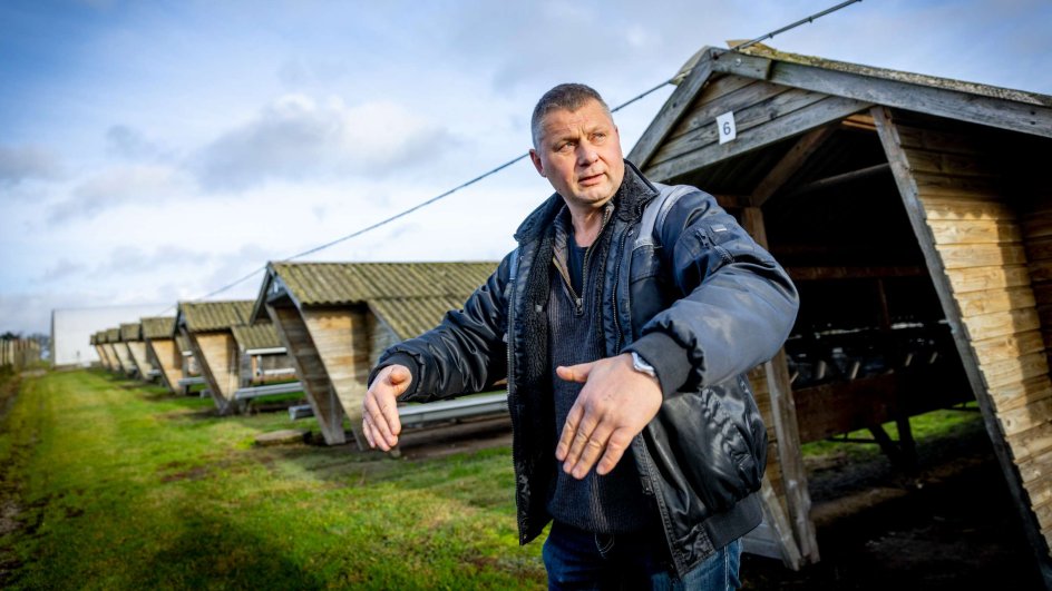 ”Jeg er ikke for meget mand til at indrømme, at jeg fælder en tåre en gang imellem, når jeg går her mellem staldene,” siger Poul Frederiksen