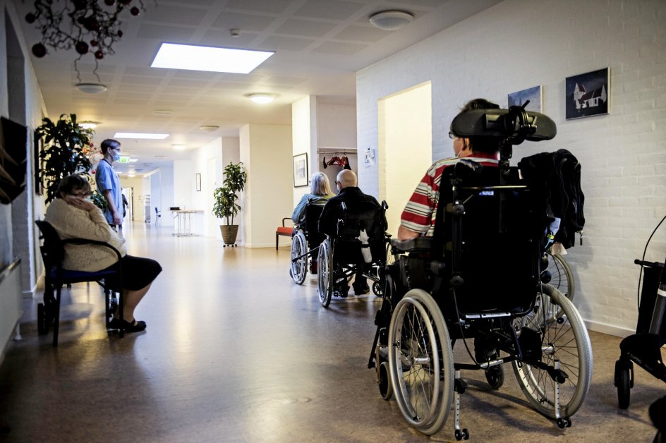 Danske Handicaporganisationer får for tiden henvendelser fra medlemmer om, hvornår de kan blive vaccineret mod covid-19. Her er det beboere og ansatte på Stenstrup Plejecenter i Svendborg Kommune, der i søndags ventede på en vaccination. – Arkivfoto: Tim Kildeborg Jensen/Ritzau Scanpix.