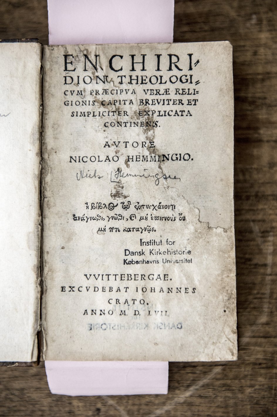 Teologen Niels Hemmingsen levede fra 1513 til 1600 og var flere gange rektor for Københavns Universitet. Her er originale værker af Niels Hemmingsen affotograferet på Teologisk Fakultet i København. – Foto: Cæciliie Philipa Vibe Pedersen.