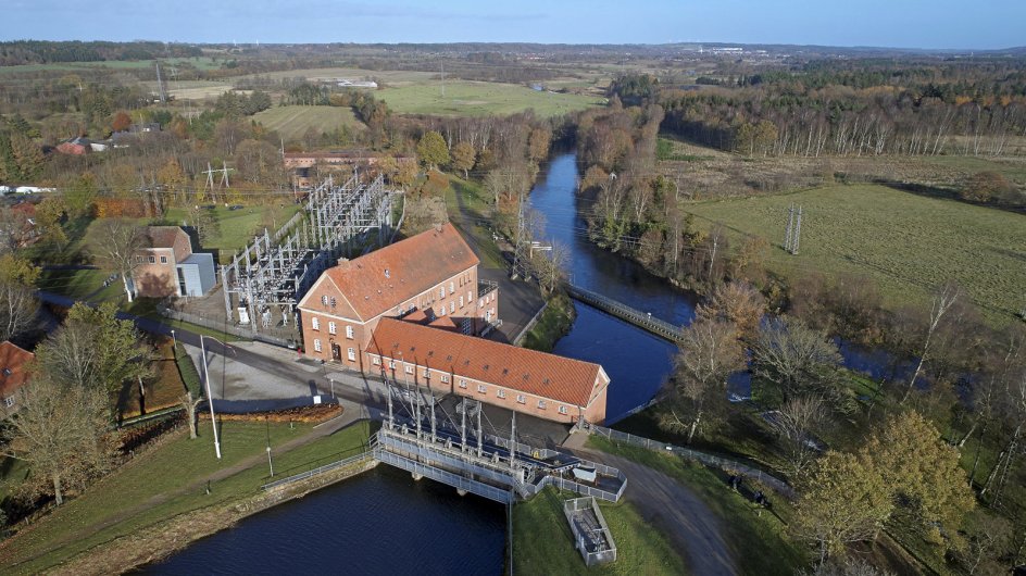 Tangeværket blev taget i drift den 8. januar 1921. Ved opdæmningen af Gudenåen skabte man Tange Sø, og der har gennem årene været diskussioner for og imod kraftværket, da det danner en prop i Gudenå-systemet. I forbindelse med værket ligger i dag Energimuseet. – Foto: Morten Rasmussen/Biofoto/Ritzau Scanpix.