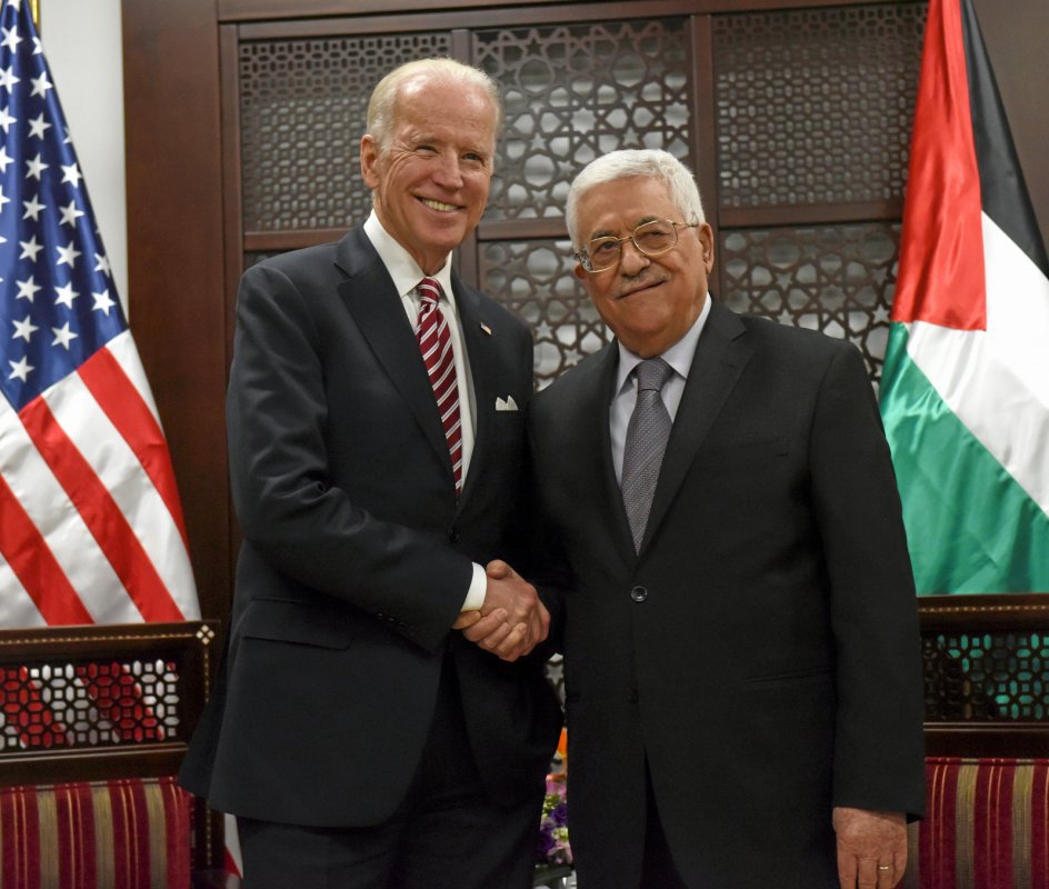 Joe Biden ventes at få et langt bedre forhold til palæstinenserne såsom selvstyrepræsident Mahmoud Abbas, som han er besøger i 2016 i Ramallah, end forgængeren Donald Trump. – Foto: Debbie Hill/Reuters/Ritzau Scanpix.