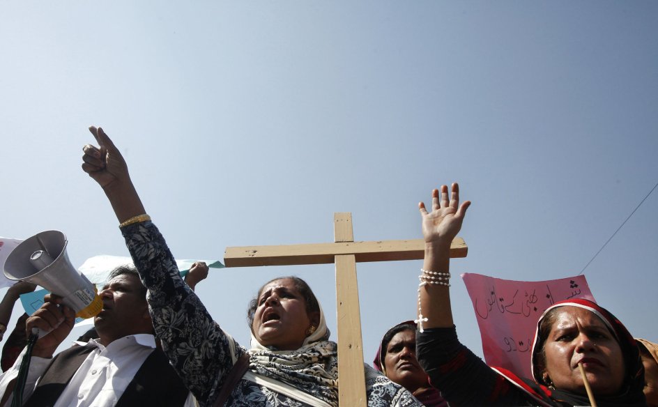 Kristne demonstranter protesterer mod bombningen af to kirker i Lahore, Pakistan, i 2015. Ifølge organisationen Open Doors er Pakistan et af de lande, hvor kristne oplever den voldsomste form for forfølgelse. Arkivfoto: Mohsin Raza/Reuters/Ritzau Scanpix