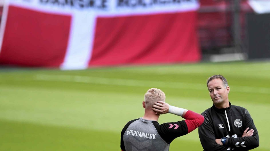 Kasper Hjulmand diskuterer med Kasper Schmeichel før Nation League-kampene i Parken i september.