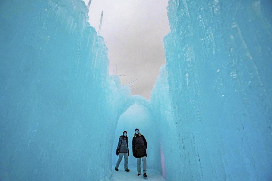 Om vinteren kan turister i den nordamerikanske delstat New Hampshire gå på opdagelse i slotte, der er bygget af flere hundredetusinde istapper. Attraktionen har navnet ”Winter Castles” og kan opleves flere steder i USA. - Foto: Joseph Prezioso/AFP/Ritzau Scanpix.