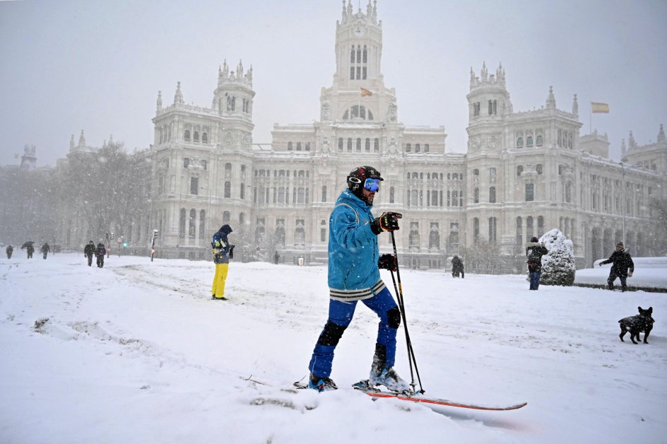 I den spanske hovedstad, Madrid, tæller transportmulighederne blandt andet metro, bus og cykel. Da stormen Filomena tidligere på måneden begravede storbyen i sne, opstod der imidlertid en ny og ganske usædvanlig mulighed, nemlig ski, som det ses på billedet, hvor en skiløber krydser den karakteristiske Plaza de Cibeles. – Foto: Gabriel Bouys/AFP/Ritzau Scanpix.