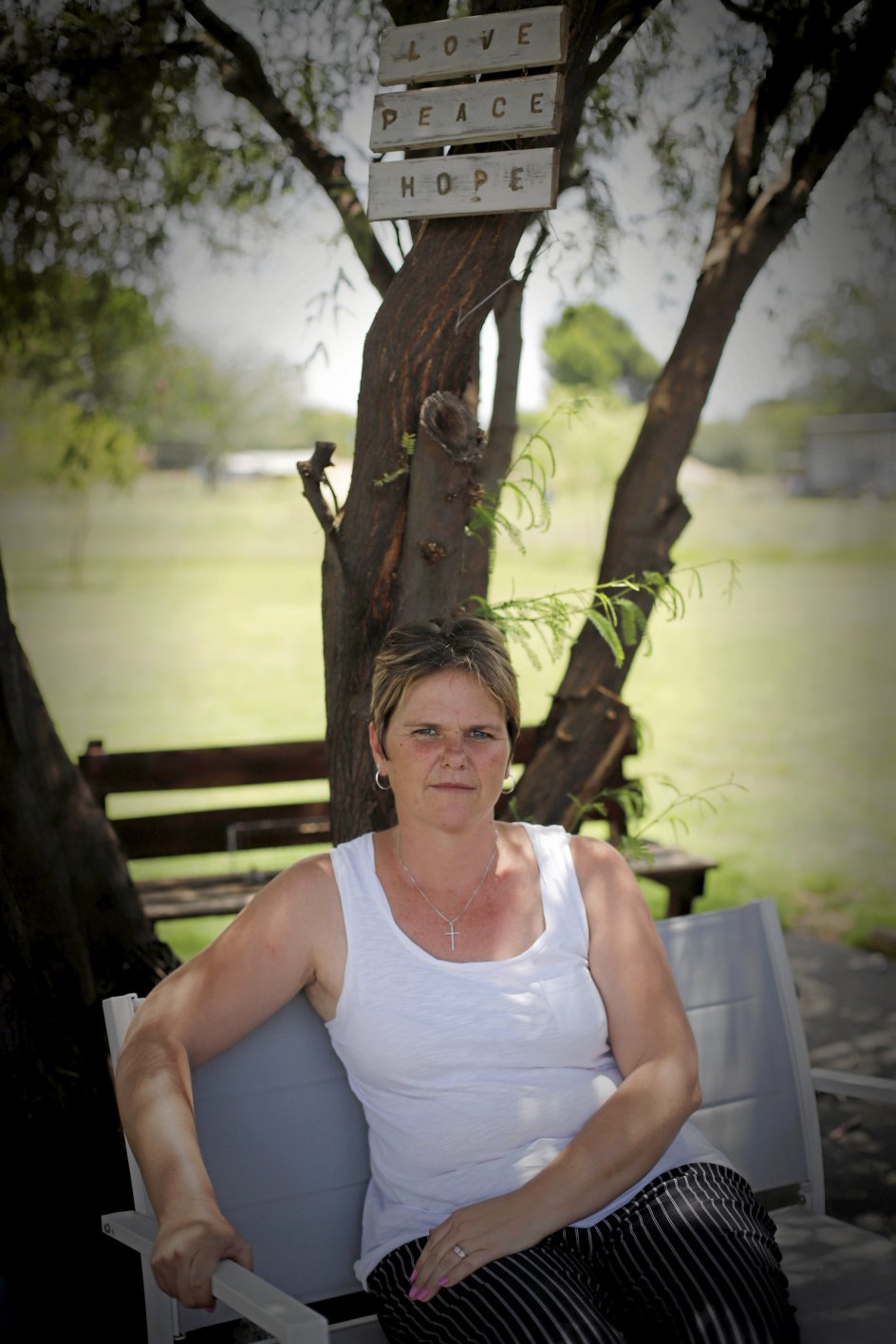 Trods et succesrigt liv i politiets tjeneste er Lynda Steyn ikke blevet forfremmet i 22 år. ”Det er jo, fordi jeg er hvid. Men jeg lever og ånder for mig job,” siger hun her i familiens have. Familien har ord hængende som udsmykning, ingen billeder. Det er meget almindeligt blandt Sydafrikas boere, som er præget af den calvinistiske tro.