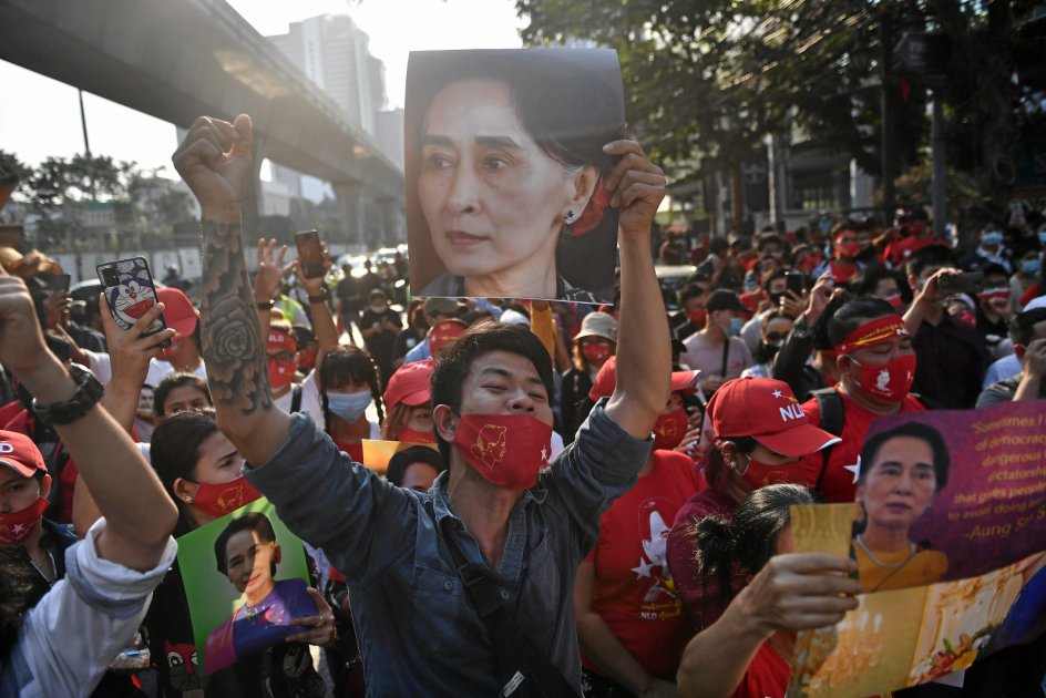 I 1991 fik Aung San Suu Kyi Nobels Fredspris, som hun dog ikke selv kunne hente i Oslo, da hun på det tidspunkt sad i husarrest, så det gjorde familien. – 0 Foto: Lillian Suwanrumpha/AFP/Ritzau Scanpix