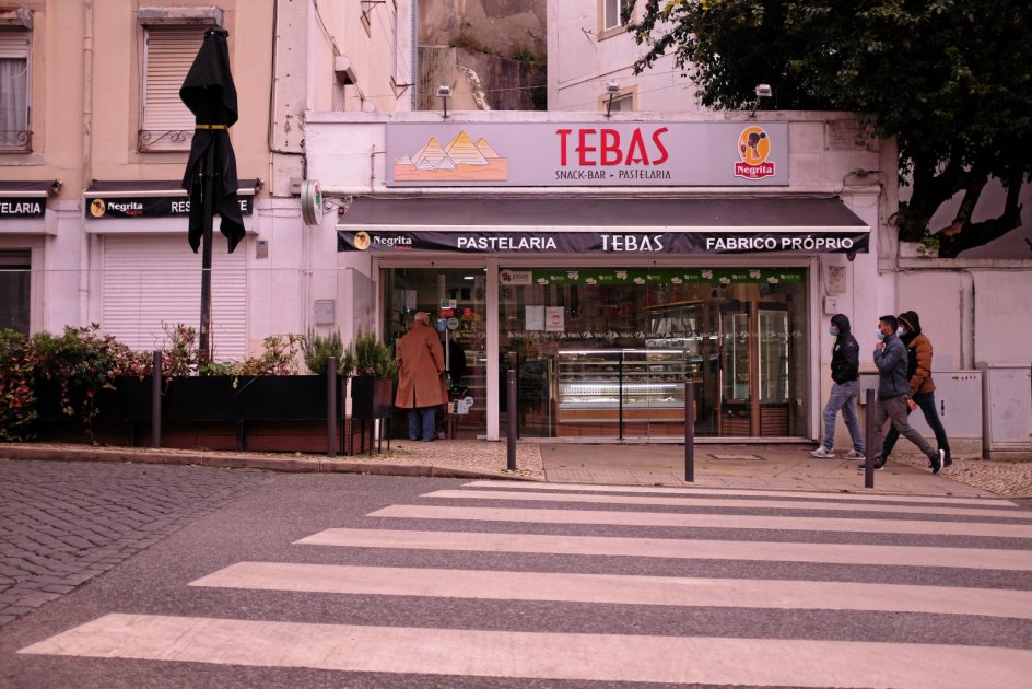 Tebas Snackbar og Pastelaria i Lissabon har på grund af de nu genindførte restriktioner sat et lille bord op ved indgangen til kunderne. I starten af januar måtte cafeen også sælge kaffe, men da folk samledes udenfor, blev reglerne ændret. Nu må caféer og restauranter ikke længere sælge drikkevarer, ligesom kunderne ikke må indtage maden tæt på caféen. – Foto: Peter Krogh Andersen.