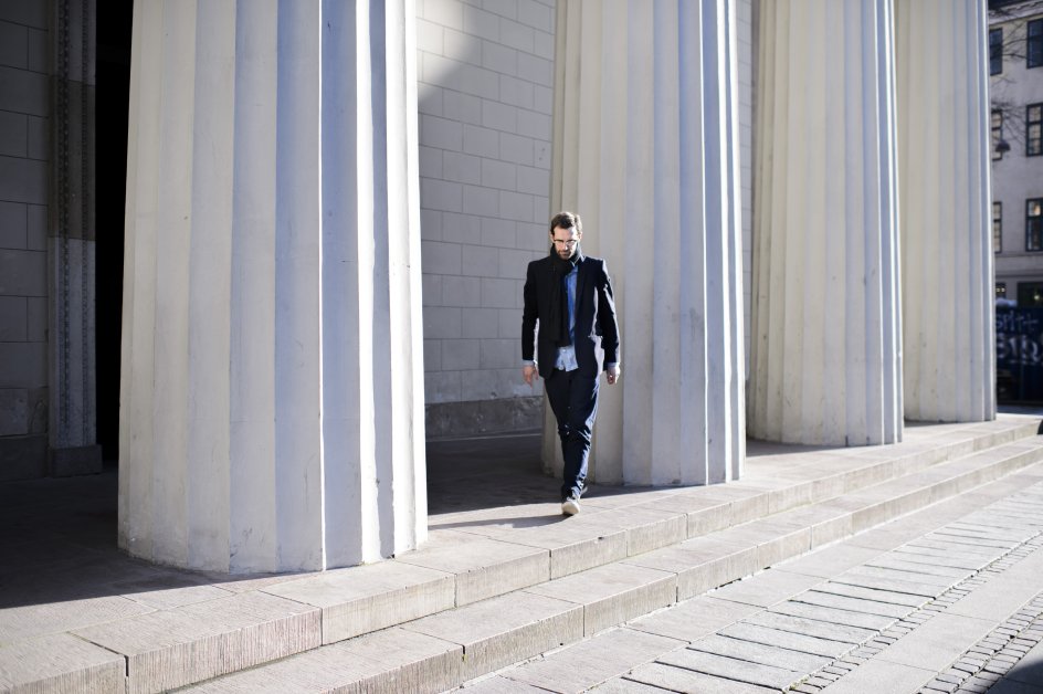 "Det er et af de sidste rum, hvor der er slukket for alting, også for impulserne", siger Nikolaj Zeuthen om det at gå i kirke. "Nu er vi bare hér, og det er det her, vi laver."