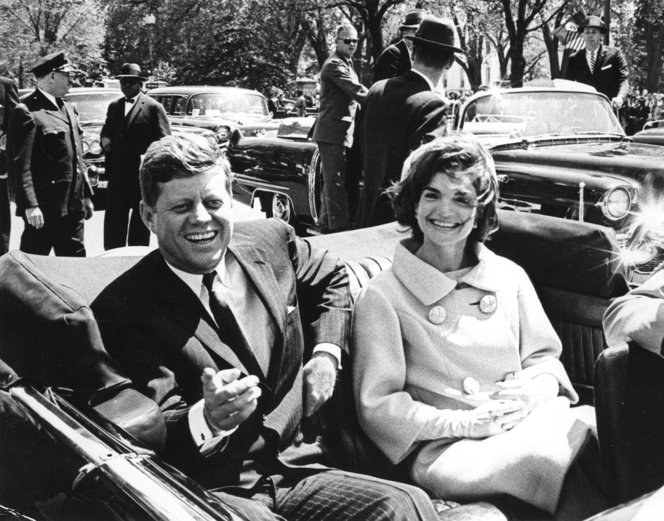 Historien om familien Kennedy er en fortælling af lys og håb og mørke og pludselig død, mener denne anmelder. Her ses John F. Kennedy med Jacqueline Kennedy. Billedet er taget til en velkomstceremoni foran Blair House i 1961.