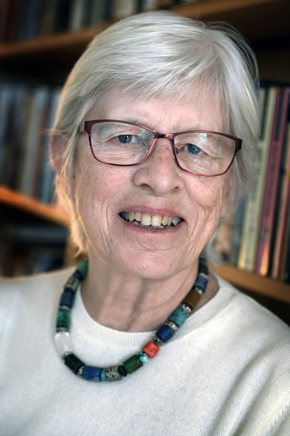 Lene Pind i lejligheden på Amager, hvor hun bor sammen med sin mand. Hun har været medlem af Dansk Kvindesamfund siden 1970’erne. Hun mener, at de store fremskridt, der er sket for kvinder de sidste 50 år, skyldes, at Dansk Kvindesamfund, rødstrømperne og flere andre bevægelser har været med til at holde fast i en dagsorden om mere ligestilling. – Foto: Leif Tuxen.