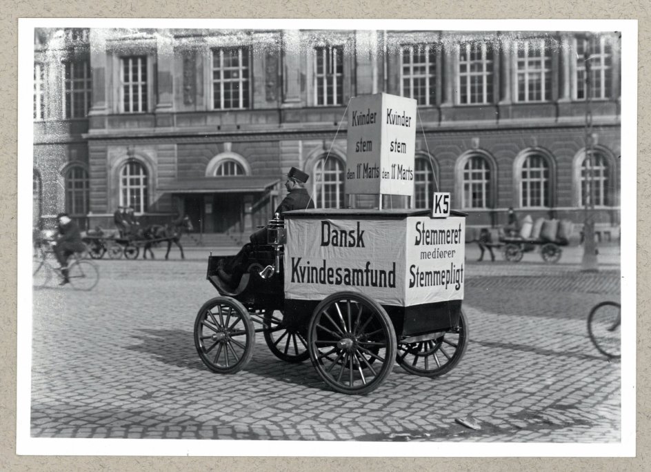 I årene frem til, at kvinder fik stemmeret og valgret, agiterede Dansk Kvindesamfund for sagen. Dette foto stammer fra 1913. – Foto: Det Kongelige Biblioteks Billedbasen.