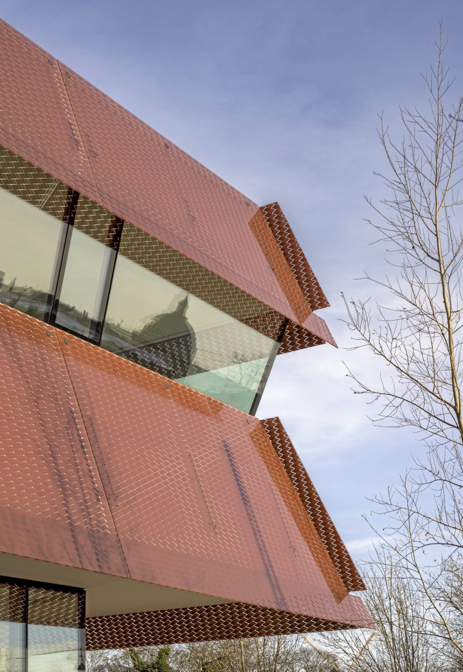 Den transparente solafskærmning tjener et yderst praktisk formål, men har samtidig fundamentalt ændret bygningens karakter. – Foto: Adam Mørk.