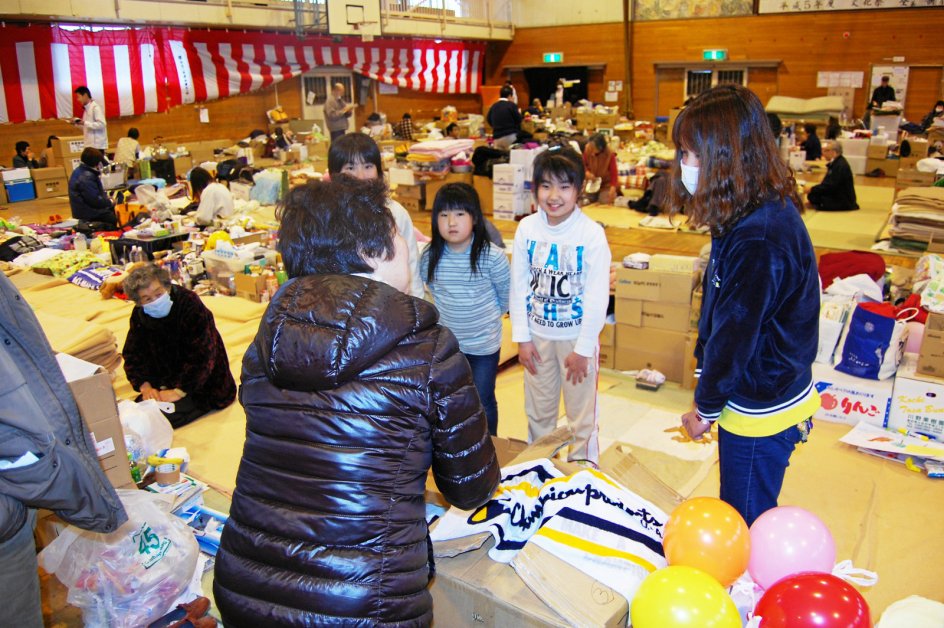 En af de titusinder, der blev evakueret efter tsunamien for 10 år siden, var 10-årige Miku. Hun var et stort smil, da hun midt i mange evakuerede familiers midlertidige hjem på gulvet i en lokal gymnastiksal fik overrakt gaven med en skoletaske fra Danmark, efter at hendes skæbne havde rørt danske tv-seere. – Foto: Asger Røjle Christensen.
