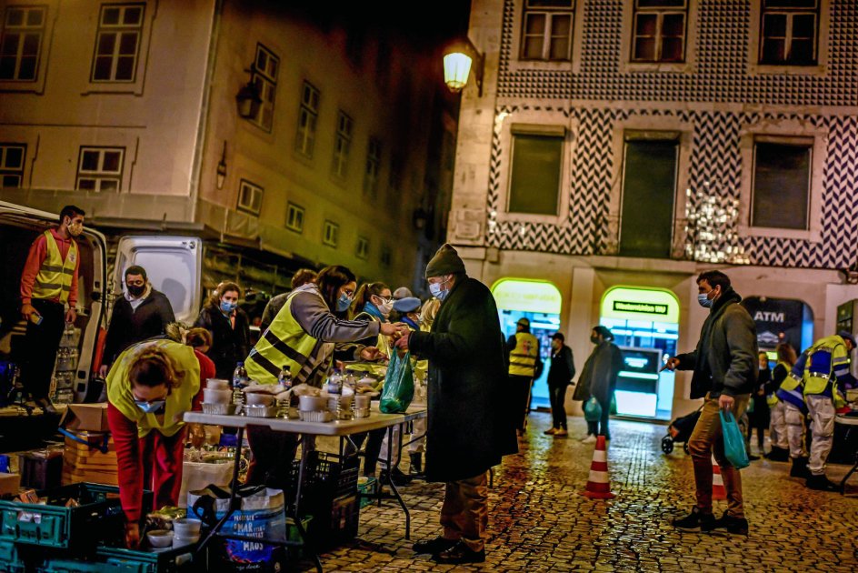 Francisco Mota plejer at møde samfundets svageste næsten dagligt, nu er mange gået i skjul, undtagen når der som her på Figuera-pladsen i Lissabons centrum bliver uddelt mad og andre fornødenheder til den portugisiske hovedstads fattigste.
