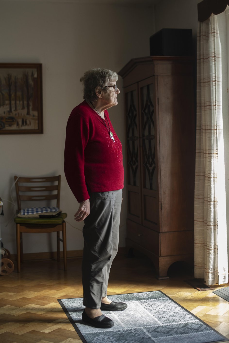 ”Jeg prøver at følge gudstjenesten hver søndag, men jeg savner det sociale i kirken og sukker efter, at kirkerne åbner igen, så vi kan komme ind og synge," siger 86-årige Kirsten Frandsen.