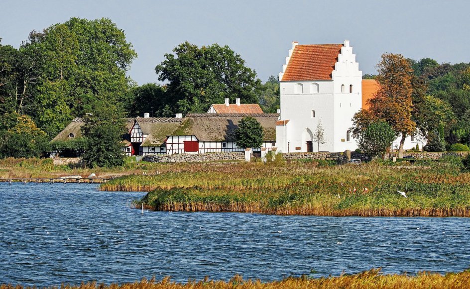 Kølstrup Præstegård ved Kertinge Nor tæt på Kerteminde. Præstegården blev i 2016 udråbt som Danmarks næstsmukkeste af Bygningskultur Danmark. – Foto fra bogen.