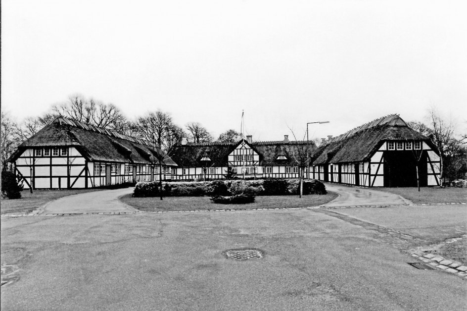 Tarup Præstegård ved Odense blev bygget 1832-1834 og fungerede som præstegård frem til 1941, hvor der blev bygget en ny ved Paarup Kirke. Den gamle præstegård er i dag moderniseret og rummer tilbud til voksne med hjerneskade. – Foto fra bogen.