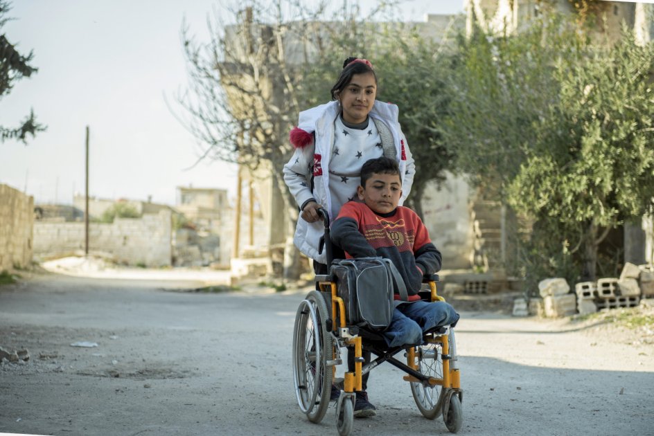 Bashar mistede sine ben for tre år siden i en bombeeksplosion og får hjælp af sin storesøster, når han hver dag skal til og fra skolen. – Foto: Hasan Belal.