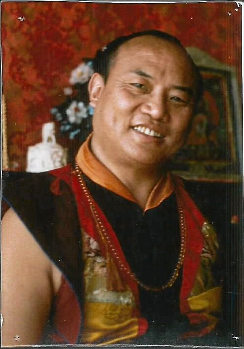Den tibetanske læremester Rangjung Rigpe Dorje, som angiveligt var den 16. inkarnation af Karmapa, besøgte i 1974 Danmark. Det var ham, der instruerede danske unge i at grundlægge diamantvejsbuddhismen i Vesten. Han døde i 1981, og to forskellige tibetanske munke er siden trådt frem med en påstand om, at de er den 17. inkarnation. Det har skabt splid i de buddhistiske miljøer om, hvem der er den sande. Også herhjemme. – Foto: Ole Nordstrøm.