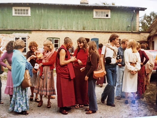 Danske buddhister samlet ved det buddhistiske retrætecenter i Søllested på Lolland. Den vigtige lama Karmapa den 16. besøgte i 1977 centeret, hvor han spåede, at ”1000 nye buddhaer vil opstå herfra”. I 1982 byggede Ole Nydahl og andre danske buddhister en såkaldt stupa ved centeret, som stadig står der i dag. Foto: Ole Nordstrøm.