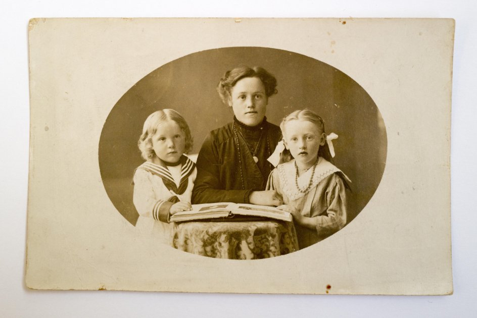 Alma Margrethe Thomsen, John Rossmanns farmor, blev officielt krigsenke i 1917. På sørgebilledet er John Rossmanns far omtrent fem år gammel og peger ned i et fotografi-album. Måske på et af de billeder af faderen, som siden forsvandt? – Privatfoto.