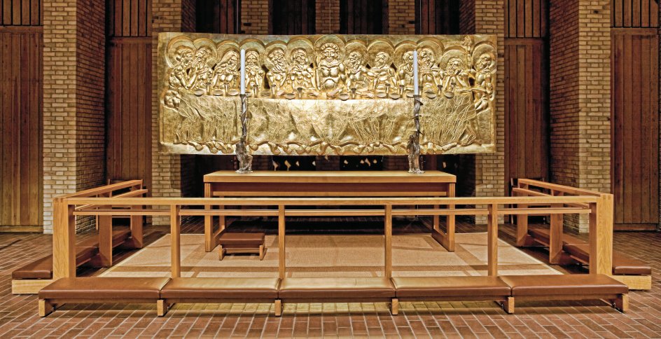 Christianskirkens alter af Bjørn Nørgaard er fremstillet på et bronzestøberi i den italienske by Pietrasantra og dækket med bladguld. Det er en fremstilling af den sidste nadver. – Foto: Michael Westermann.