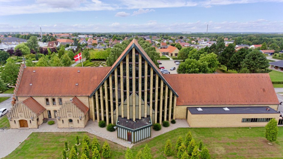 Christianskirken ligger i et forstadskvarter til Fredericia. Den er tegnet af Ib Zachariassen, der lagde en stor del af sin indsats i byen. Billedet er fra før den nye indgang. – Foto: Anders Christensen.