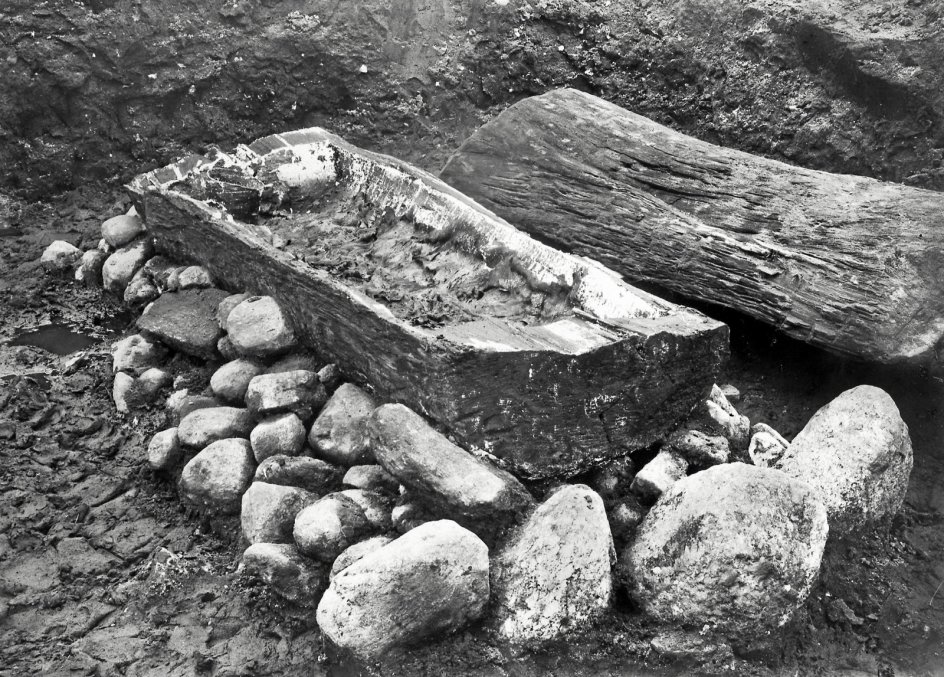Her ses egekisten fra bronzealderen umiddelbart efter, at den var gravet fri og åbnet i 1921. – Foto: Nationalmuseet.