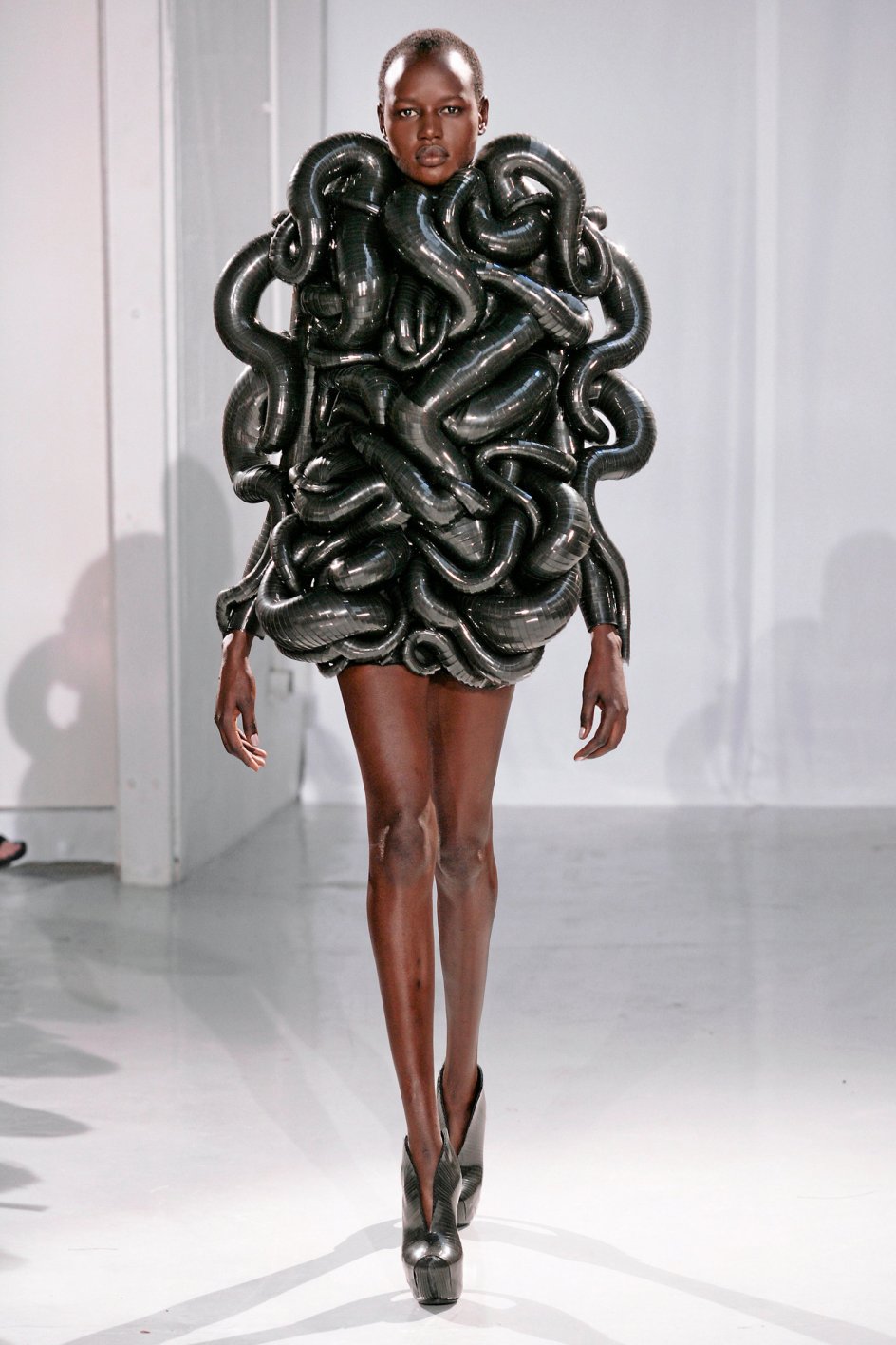 Den hollandske designer Iris van Herpen er kendt for sine kunstnerisk udformede beklædningsgenstande. Her er det en kjole ”capriole” lavet med en søslange i baghovedet. – Foto: Iris van Herpen A/W’11.