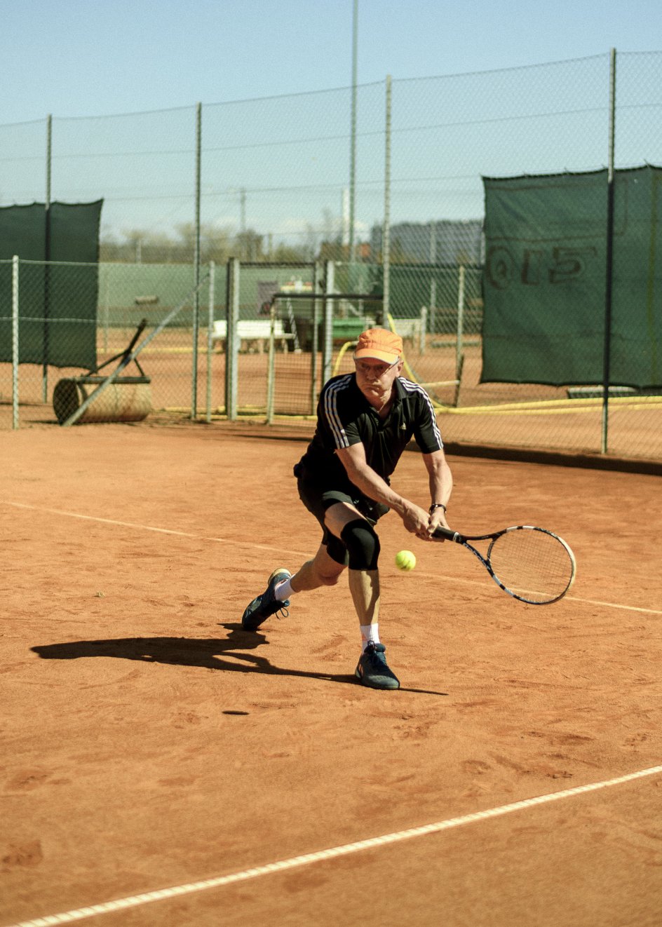 Som ung var domprovst Anders Gadegaard en ivrig håndboldspiller, men kom til at kæmpe med skader og blev rådet til at forsøge sig med tennis, som han siden har holdt fast ved. Han spiller i Tennisklubben Ryvang ikke langt fra hjemmet på ydre Østerbro i København. Spillet er et frirum, hvor han bliver bragt til tavshed og kan finde ind i en uendelighedsoplevelse.