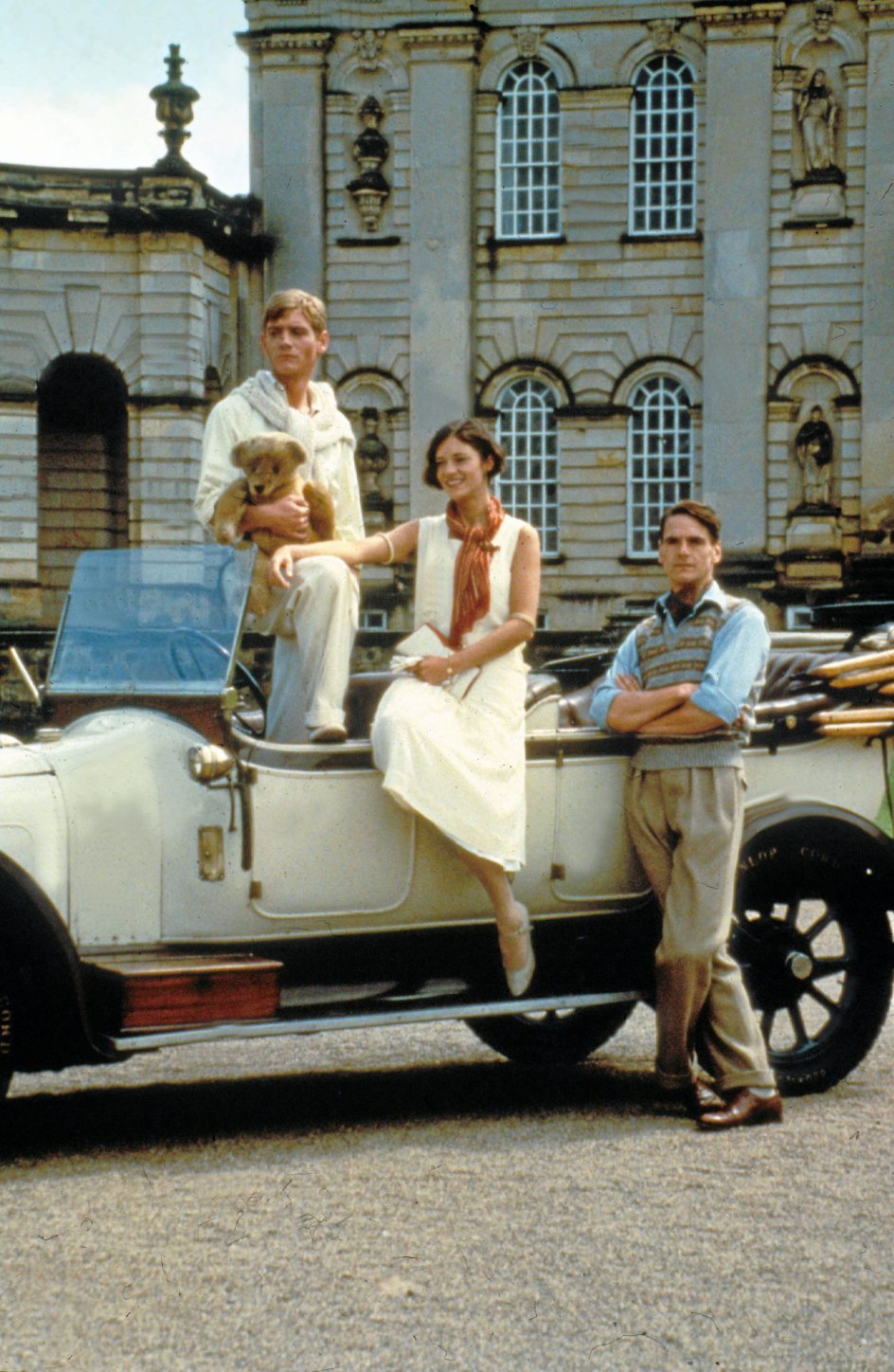 ”Gensyn med Brideshead” er et livstilsdrama, men ikke et, der er defineret af de vanlige kriterier for succes eller fiasko. Personernes religiøse tro på en fremtidig verden ændrer kalkylen og giver deres overfladiskhed stor dybde.