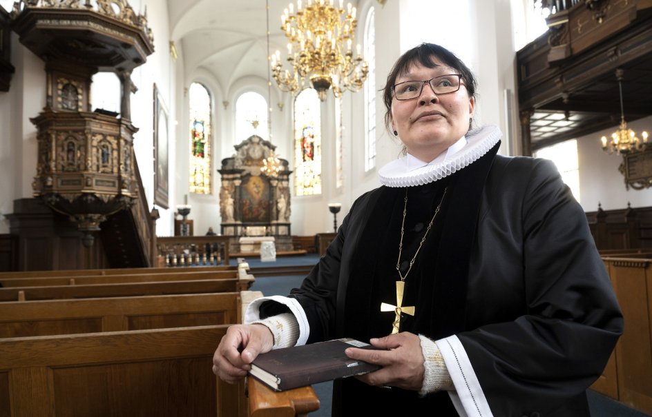 I søndags holdt Paneeraq Siegstad Munk grønlandsk gudstjeneste i Helligåndskirken i København. På grund af pandemien er hun endnu ikke blevet bispeviet. Foreløbig er begivenheden udsat til sommer. – Foto: Leif Tuxen.