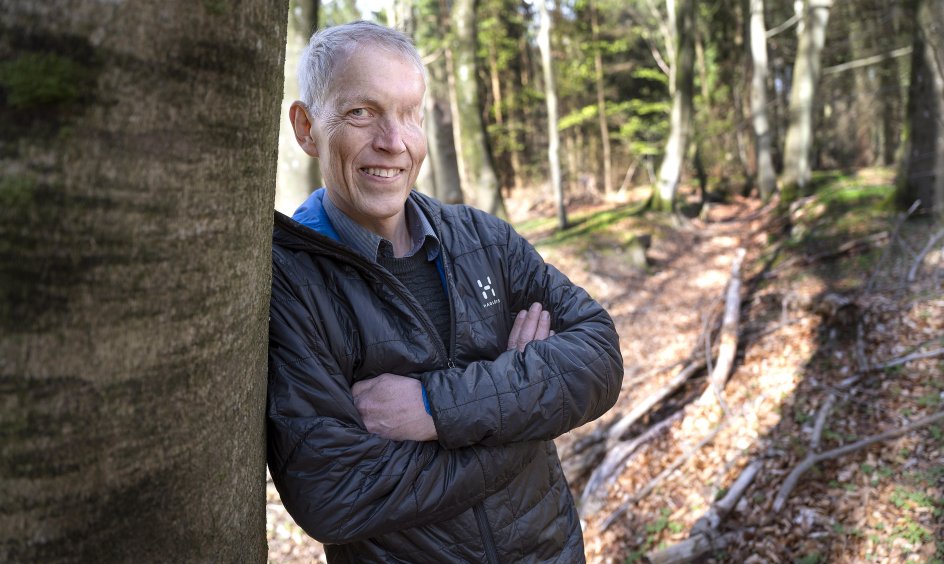 "Jeg skiller mig ud ved mit udseende. Når små børn spørger mig, hvad der er sket, svarer jeg dem ærligt. Det, at jeg ikke har et kunstigt øje, har hjulpet mig til at stå ved det tab, jeg har lidt. Det føles mere ærligt."