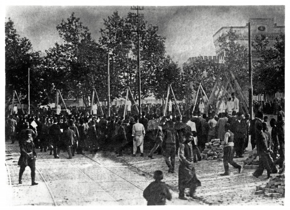 Selvom kameraer var en sjældenhed under det armenske folkedrab, findes der enkelte billeder af henrettelser. Her er en folkemængde stimlet sammen for at se flere hængninger.