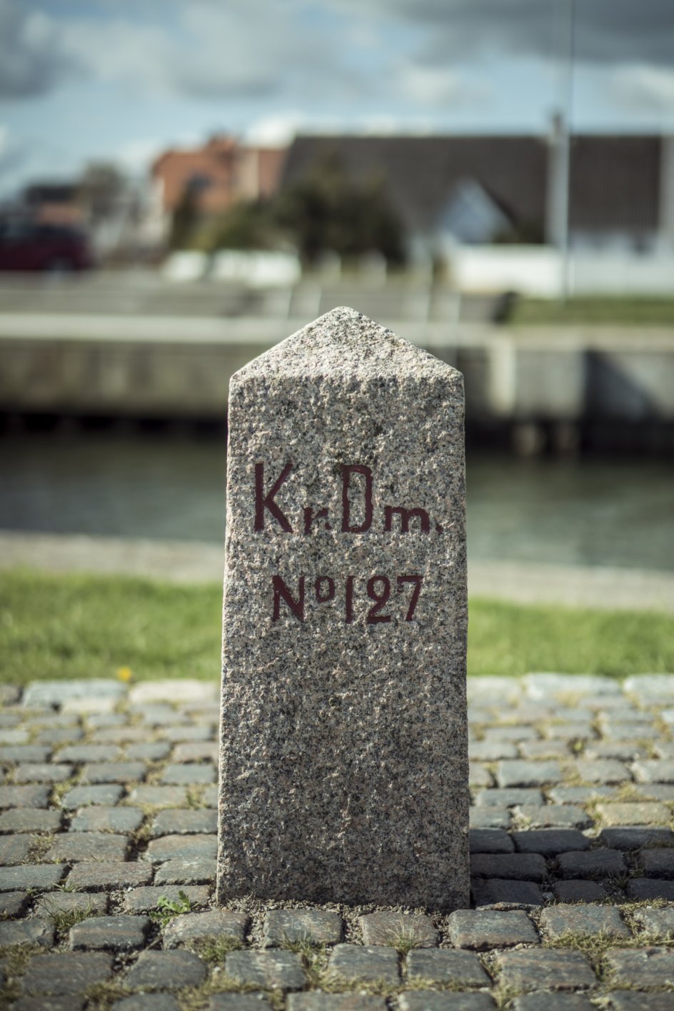 Grænsesten nummer 127 står omtrent på sin oprindelige placering efter i en del år at have stået på skolen i Hejlsminde. Ved Genforeningen blev mange af grænsestenene langs den gamle 1864-grænse væltet over eller flyttet, men det er lykkedes Peter Tagesen at lokalisere næsten alle af de oprindelig 131 sten. Én stod i Glostrup på Sjælland.