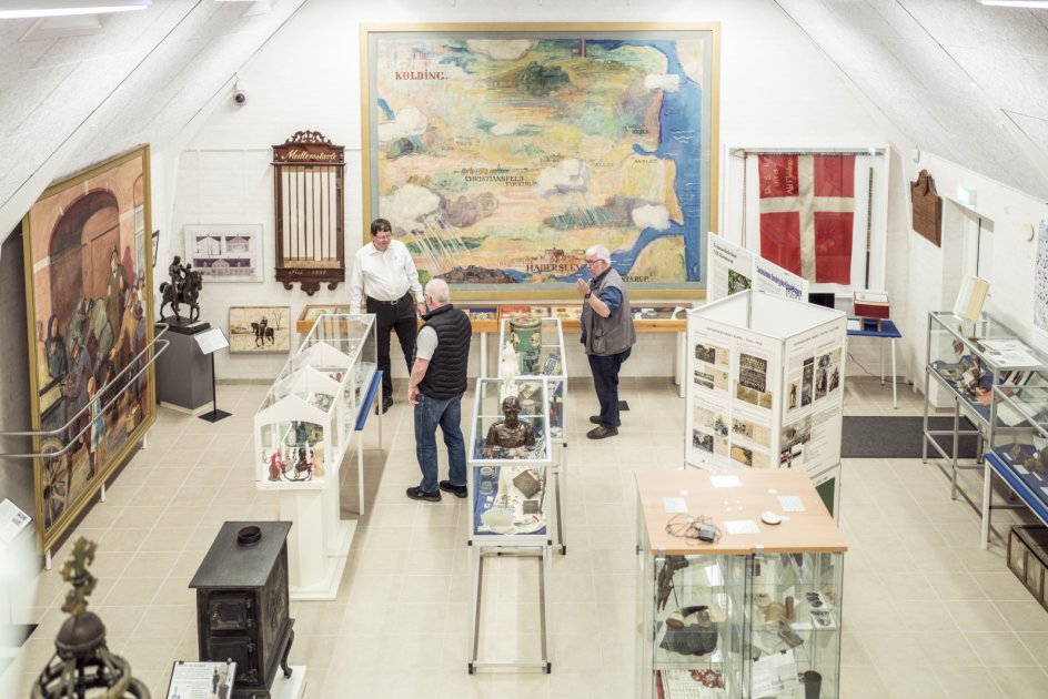 På Genforenings- og Grænsemuseet i Christiansfeld har museumsleder Kaj Nielsen (tv.) haft travlt på det seneste med rundvisning af grupper, der gerne vil samle op på viden om Genforeningen, hvis 100-årsjubilæum fandt sted sidste år, men også fejres i år.