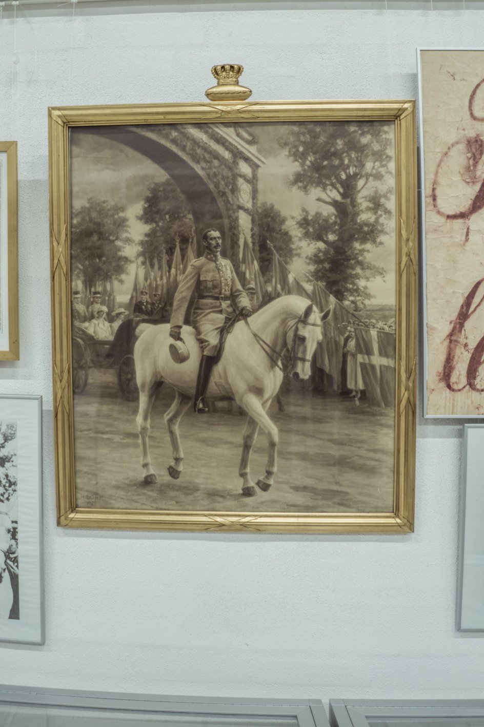 Det var en mytisk begivenhed for sønderjyderne, da kong Christian den Tiende red over grænsen ved Christiansfeld den 10. juli 1920 for at markere Genforeningen. På Genforenings- og Grænsemuseet findes et væld af artefakter med tilknytning til dagen, blandt andet tørrede blomsterbuketter, flag og hvide kjoler, som børnene bar.