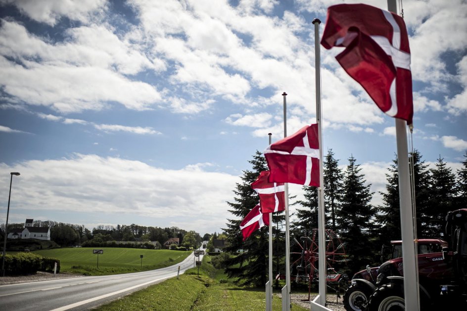 Flagene var på halv på landevejen til Bagenkop og flere andre steder på øen som protest mod det nye udrejsecenter.