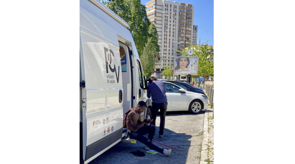 Det er primært unge mænd, som i dag henter kanyler og andet udstyr hos Medicos do Mundos mobile klinik i den halvanden time, varevognen er parkeret foran højhusene i Olaias-kvarteret i udkanten af den portugisiske hovedstad.