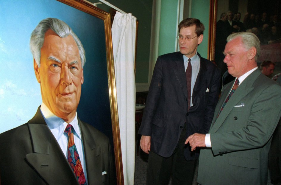 Kunstner Niels Strøbæk fremviser sit portræt af Poul Schlüter i 1995.